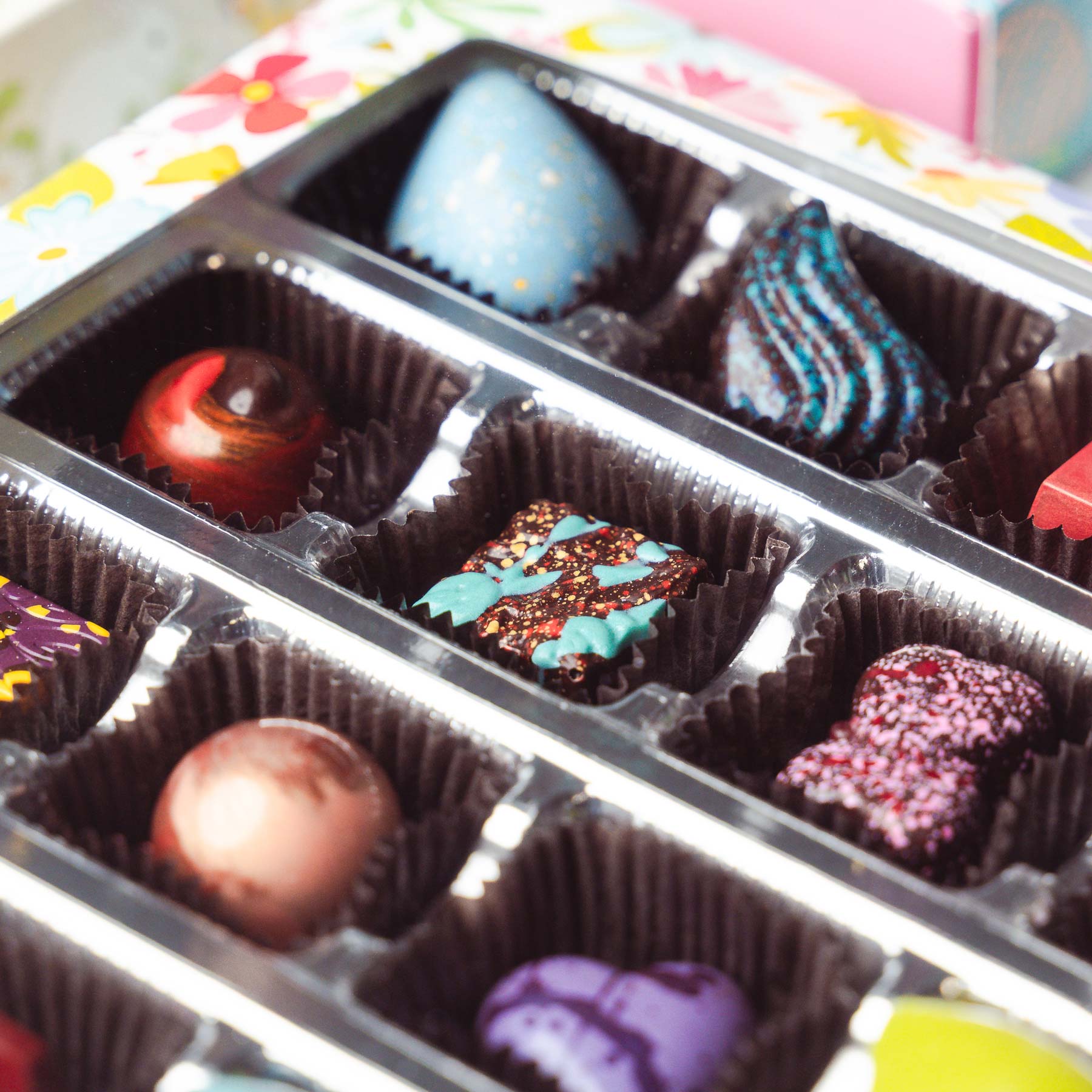 16-Piece Flower Window Gift Box Handcrafted Bonbon Collection - 2 Chicks with Chocolate